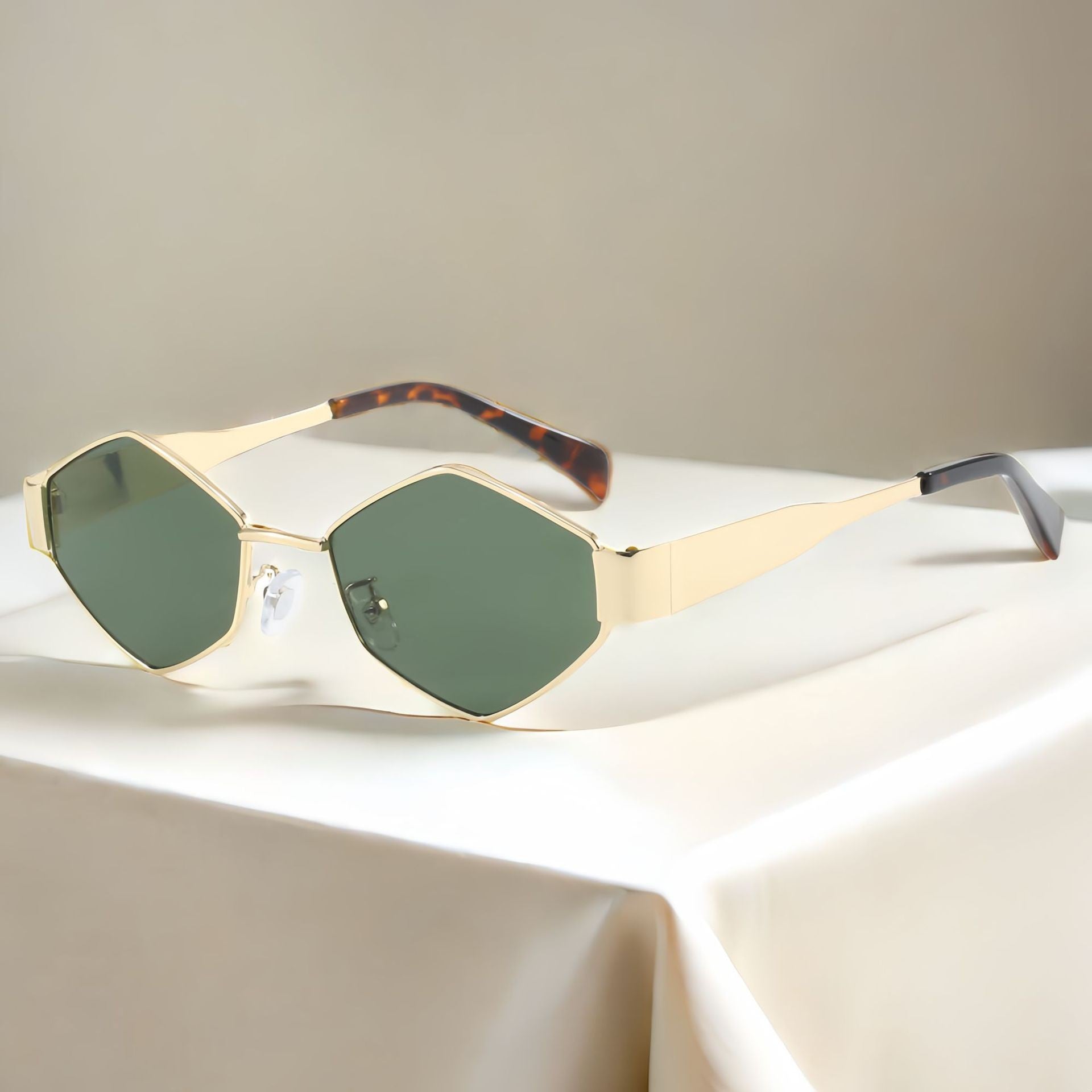 Wholesale Diamond metal sunglasses small frame sunglasses